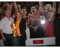 Joan y Luis Vilar con la Copa del Mundial
