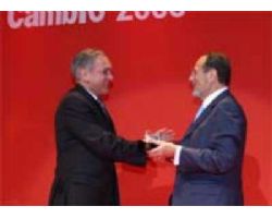 El Embajador de Venezuela recibe una Trofeo hecho por nosotros para Hugo Chávez